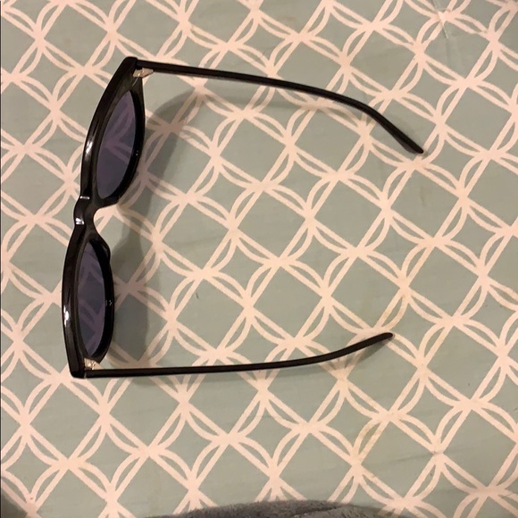 Sunglasses - Picture 5 of 6